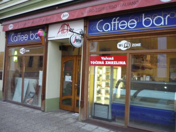 Vchod do Cukrárny Aida La Dolce Vita