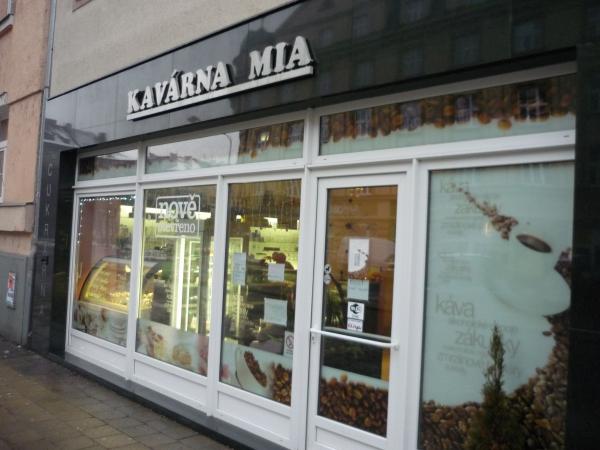 Vchod do Cukrárny a kavárny Mia